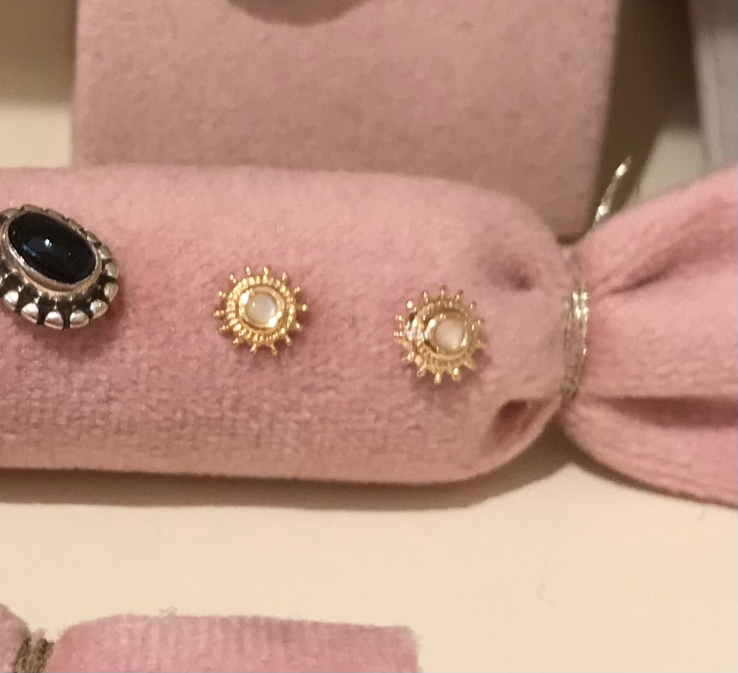 Boucles d’oreille Puce pierre blanche soleil - laiton doré à l’or fin - 5mm - bijoux - les Cléias