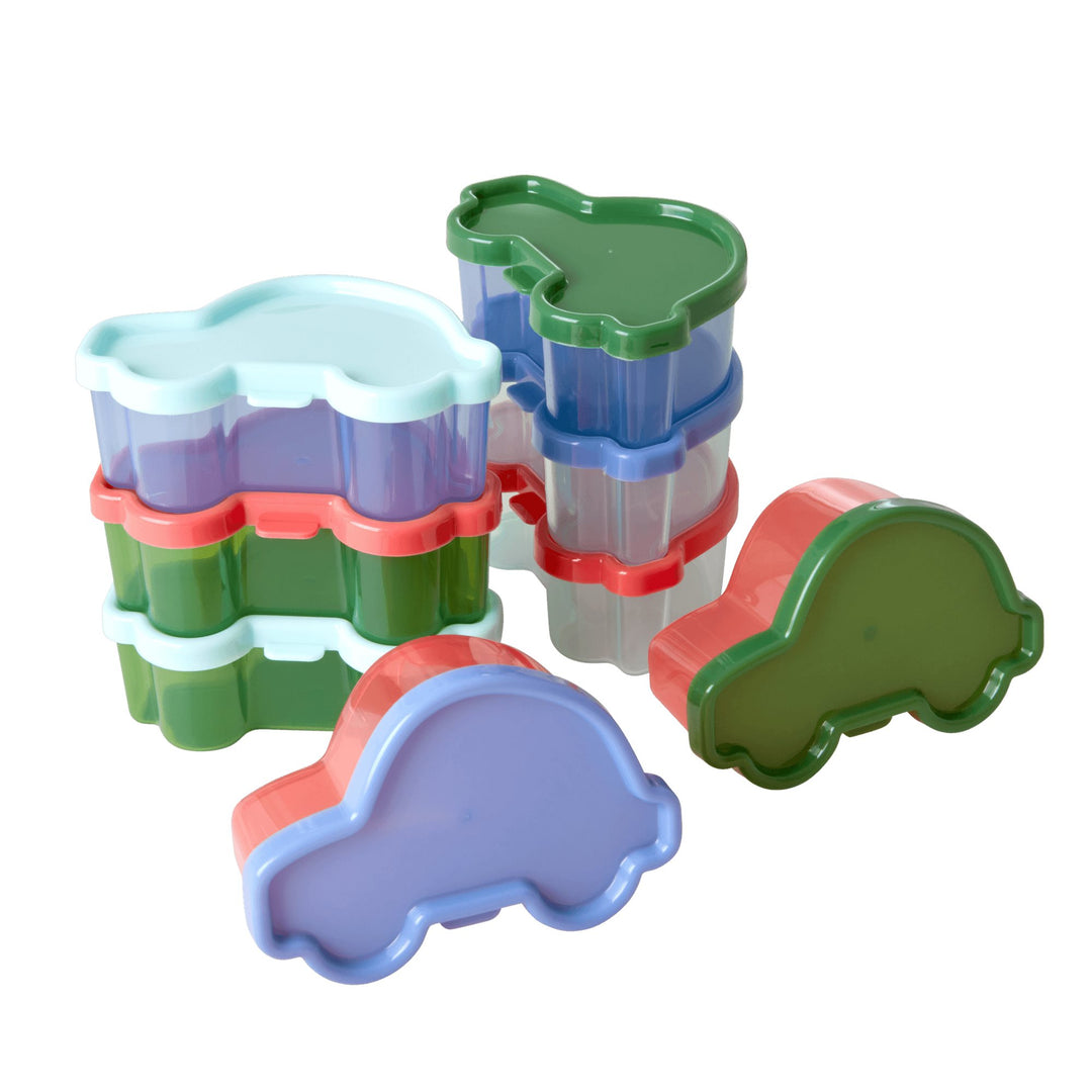 Ces mini boîtes sont absolument indispensables pour conserver toutes sortes d'aliments comme les noix, les olives, les sauces, un petit snack ou tout ce que vous voulez. En filet de 8 adorables petits contenants, dans des formes et des couleurs assorties. Super pratiques pour vos repas à emporter ou ceux des enfants ils s'accordent parfaitement avec tous nos autres articles dédiés à la conservation des aliments.