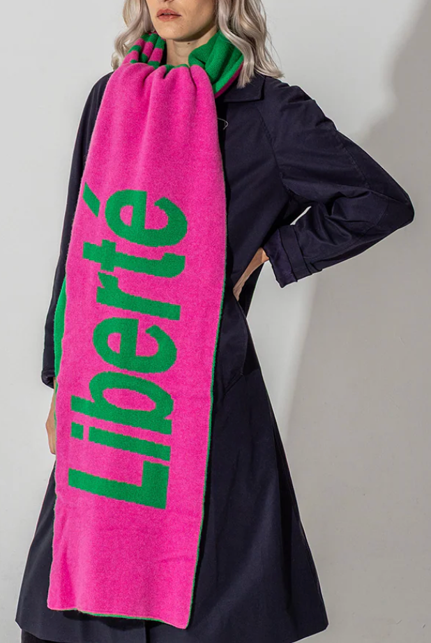 Écharpe « Liberté, Égalité, Sororité » – Slogan féministe rose bubblegum et vert kelly