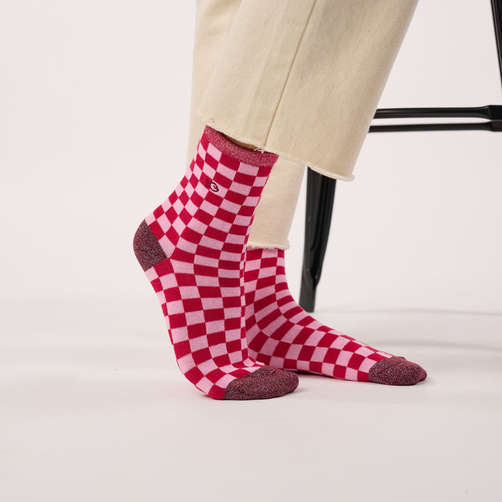 Chaussettes à carreaux portées