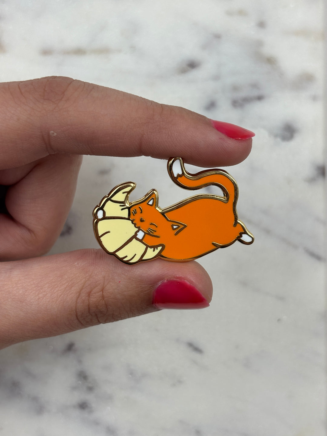 Pin's Chez Bogato x Les Imprimeuses - Chat et croissant - Miaou