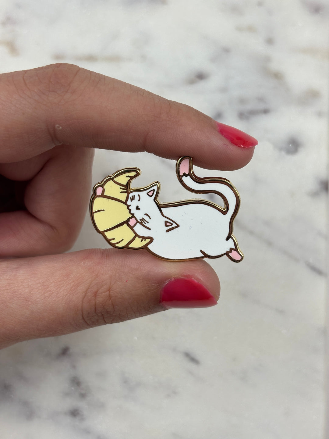 Pin's Chez Bogato x Les Imprimeuses - Chat et croissant - Miaou
