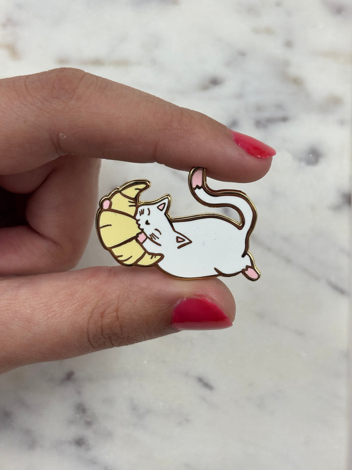 Pin's Chez Bogato x Les Imprimeuses - Chat et croissant - Miaou