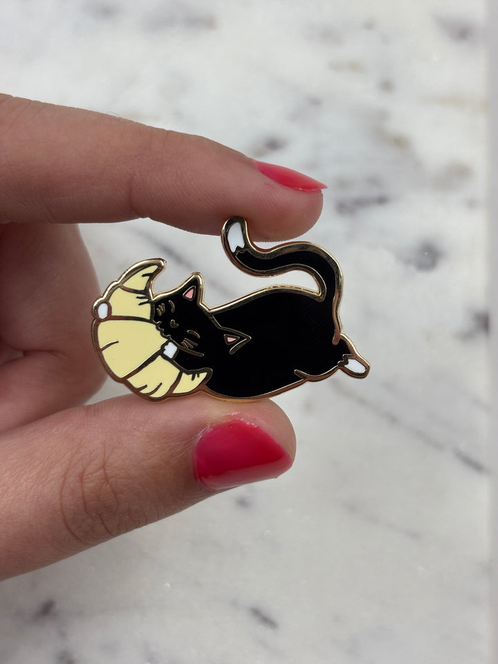 Pin's Chez Bogato x Les Imprimeuses - Chat et croissant - Miaou