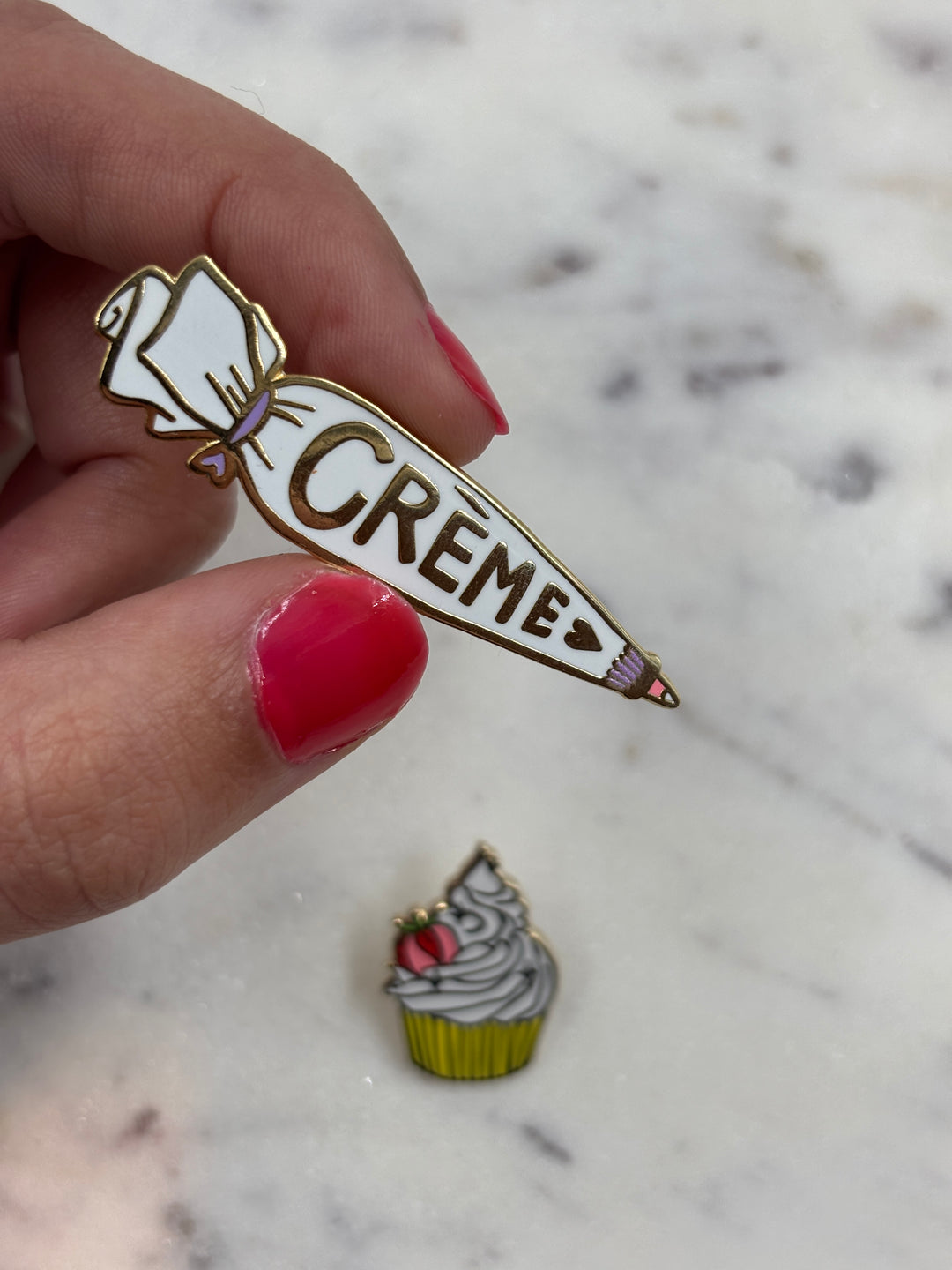 Pin's Bogato x Les Imprimeuses - Poche à douille et cupcake - La crème de la crème