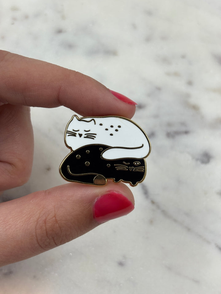 Pin's - À deux c'est mieux - Deux chats noir et blanc