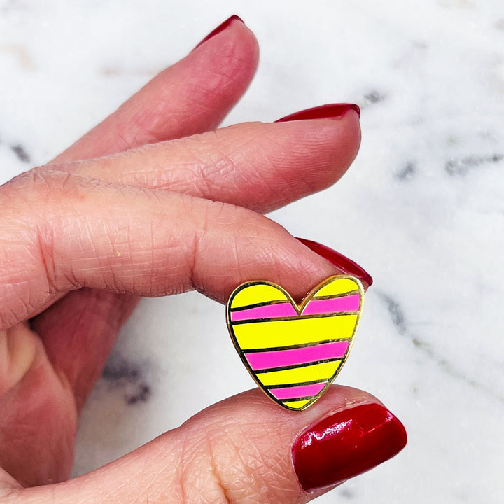 Pin's Color Therapy - Cœur rayé jaune -  Les imprimeuses x Studio Like That