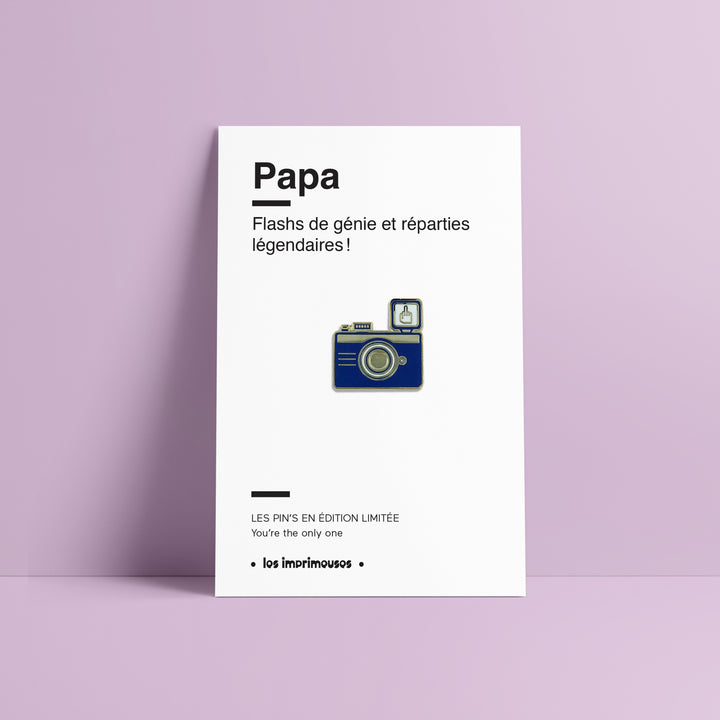 Pin’s Appareil Photo - Papa, flashs de génie et réparties légendaires