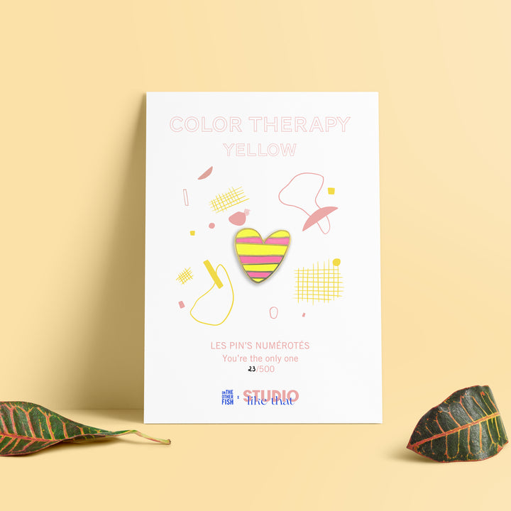 Pin's Color Therapy - Cœur rayé jaune -  Les imprimeuses x Studio Like That