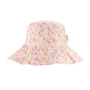 Ce magnifique chapeau est un accessoire fabuleux pour les petites balades d'été.   Couverte de délicat petit imprimé de fleurs, c'est un tissu doux et léger.  Une pièce nostalgique, parfaite pour les après-midi ensoleillés.   D'un coté à fleur et de l'autre rose unis, choisissez votre coté préféré !