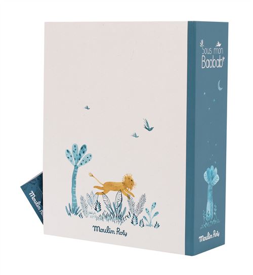 Découvrez le coffret naissance de la collection Sous mon baobab de Moulin Roty, un coffret à trésors pour ranger dans chacun des tiroirs toutes les douceurs de l'enfance. Ce coffret illustré met en scène les animaux de la collection rassembleront les souvenirs de naissance et garderont les premiers trésors de bébé dans les petits tiroirs.