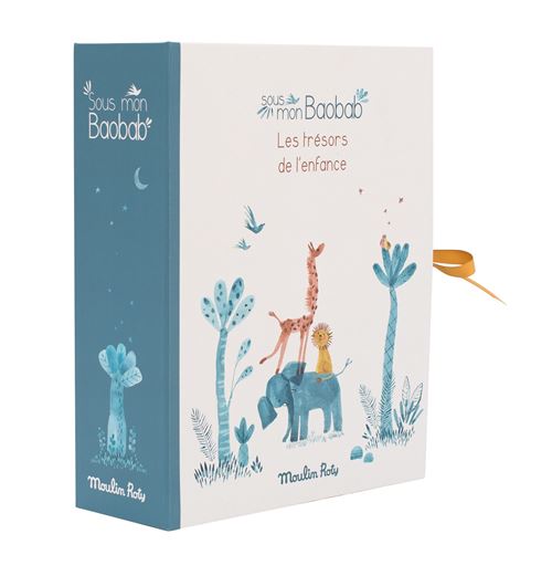 Découvrez le coffret naissance de la collection Sous mon baobab de Moulin Roty, un coffret à trésors pour ranger dans chacun des tiroirs toutes les douceurs de l'enfance. Ce coffret illustré met en scène les animaux de la collection rassembleront les souvenirs de naissance et garderont les premiers trésors de bébé dans les petits tiroirs.